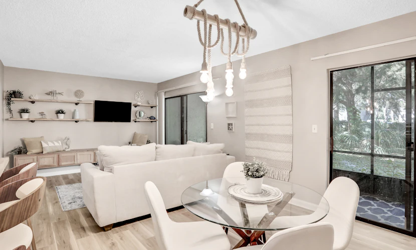 Lovely condo with pools, tennis, central AC, & washer/dryer - snowbird-friendly