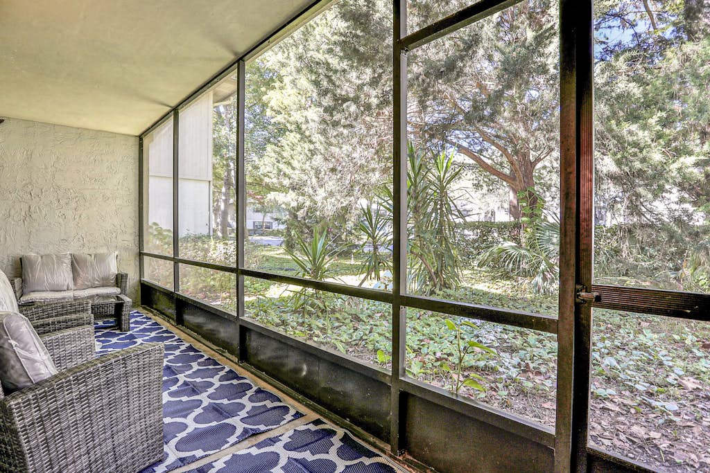 Lovely condo with pools, tennis, central AC, & washer/dryer - snowbird-friendly