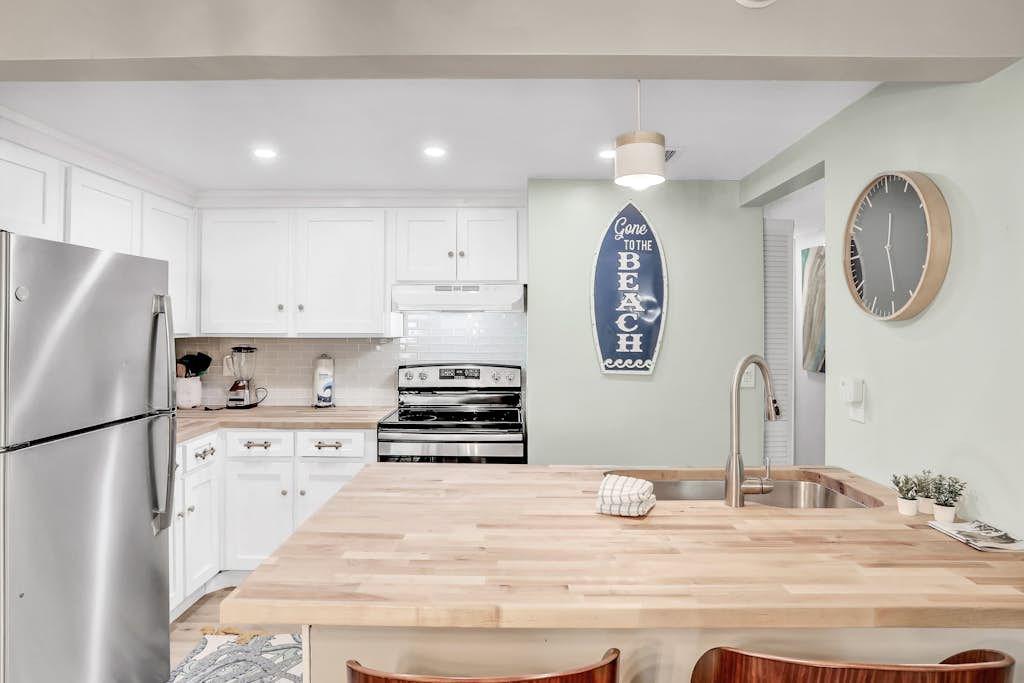 Lovely condo with pools, tennis, central AC, & washer/dryer - snowbird-friendly