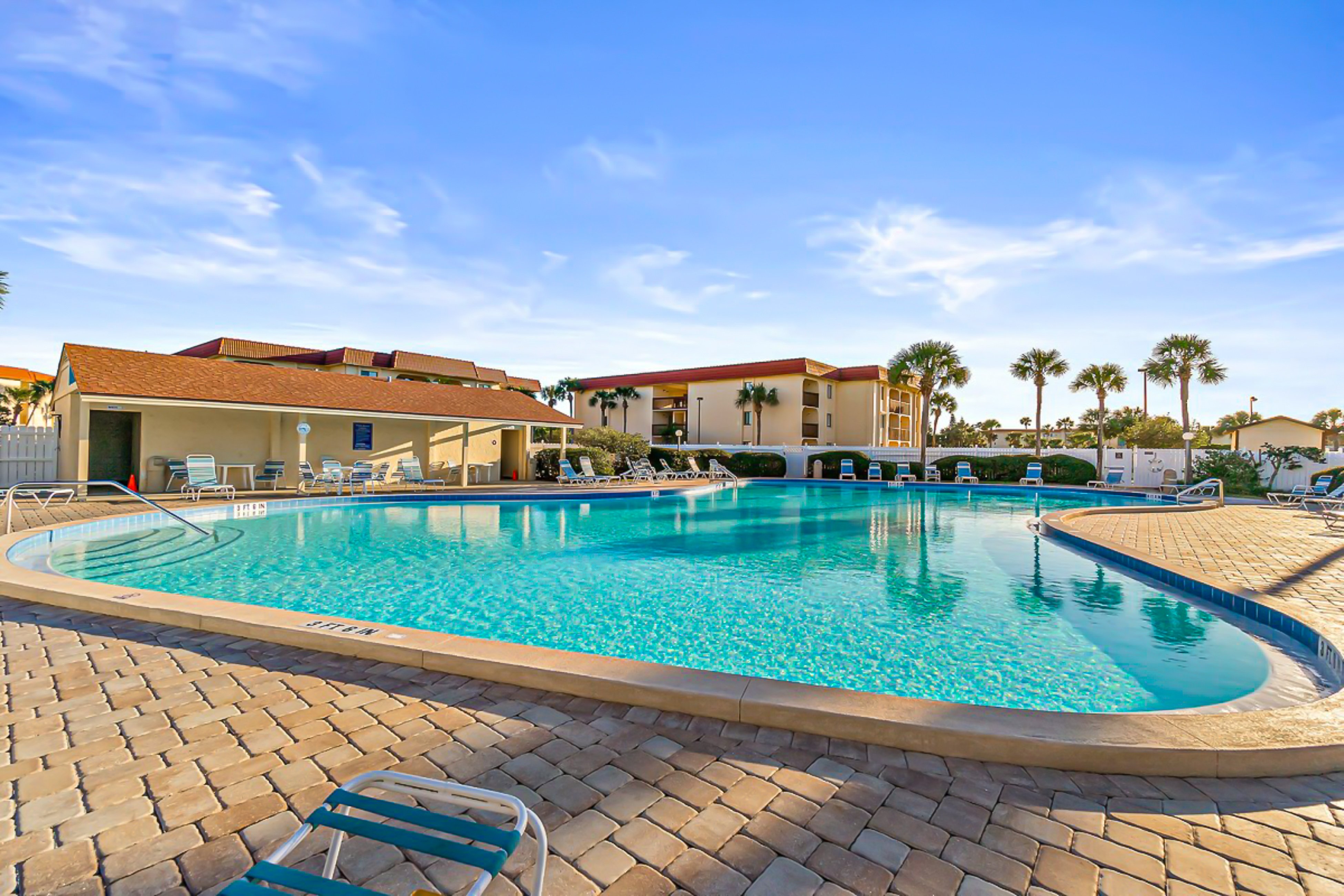 Newly remodeled ground-floor condo w/on-site pools, 5 hot tubs, tennis, AC