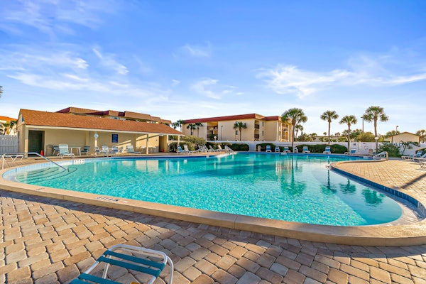 Newly remodeled ground-floor condo w/on-site pools, 5 hot tubs, tennis, AC