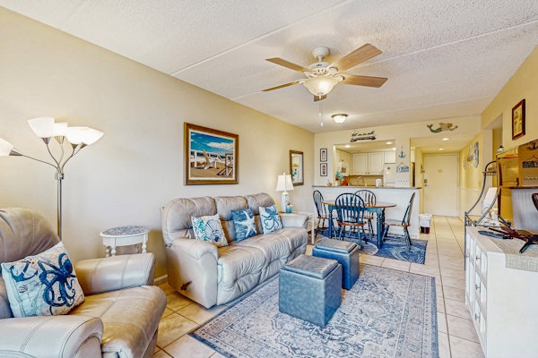 Newly remodeled ground-floor condo w/on-site pools, 5 hot tubs, tennis, AC