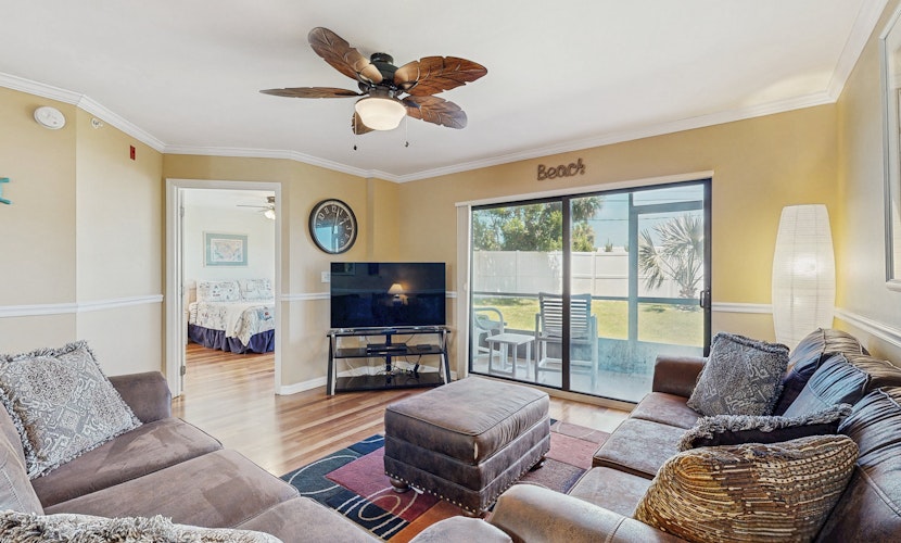 Waterfront condo with community pools & hot tub - walk to the beach