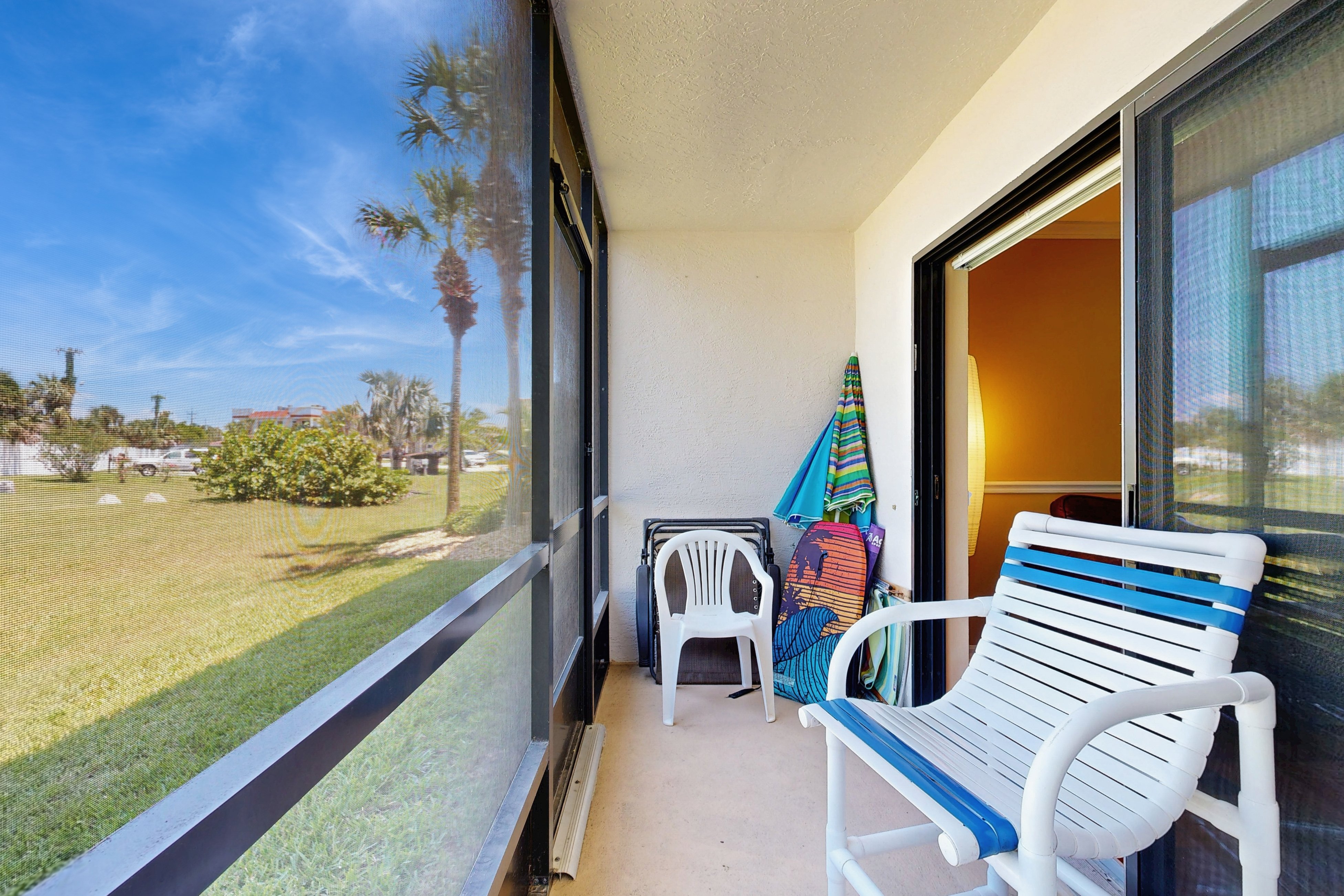 Waterfront condo with community pools & hot tub - walk to the beach