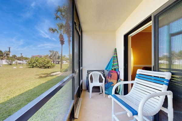 Waterfront condo with community pools & hot tub - walk to the beach