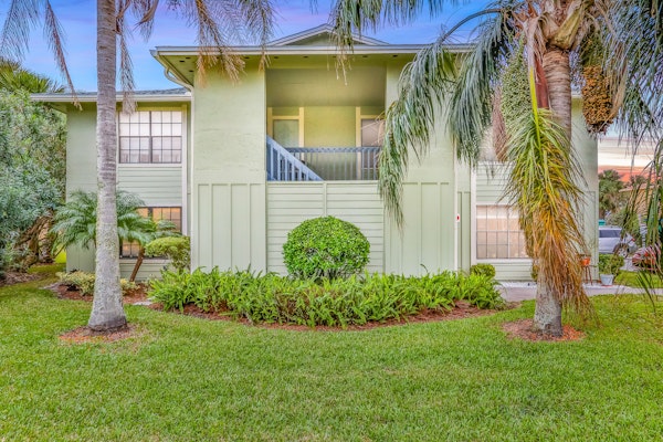 Colorful condo w/shared pool, free WiFi, central A/C - blocks from the beach