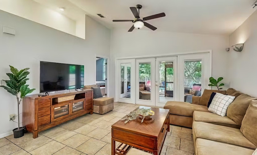 Dog-Friendly home with enclosed backyard, private hottub and sunroom