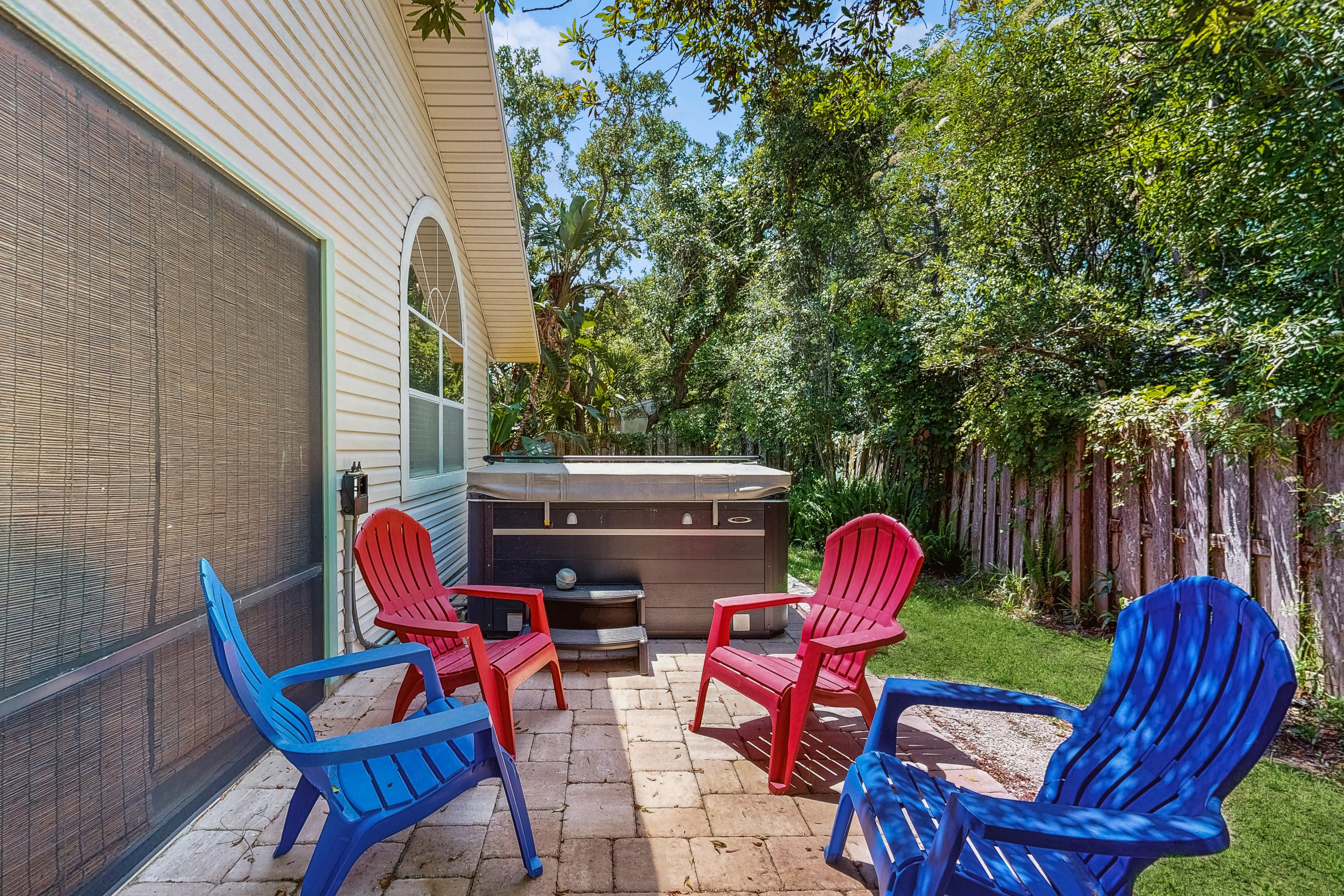 Dog-Friendly home with enclosed backyard, private hottub and sunroom