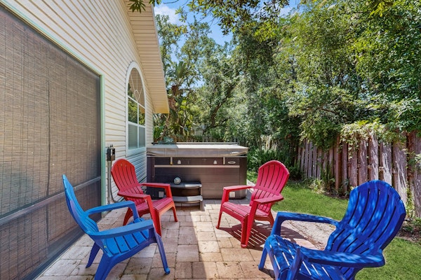 Dog-Friendly home with enclosed backyard, private hottub and sunroom