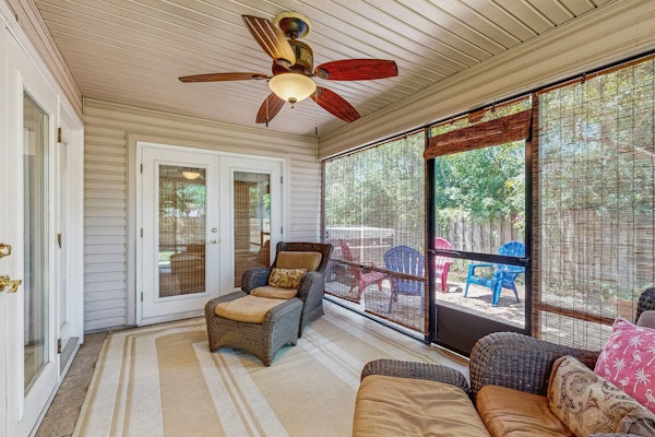 Dog-Friendly home with enclosed backyard, private hottub and sunroom