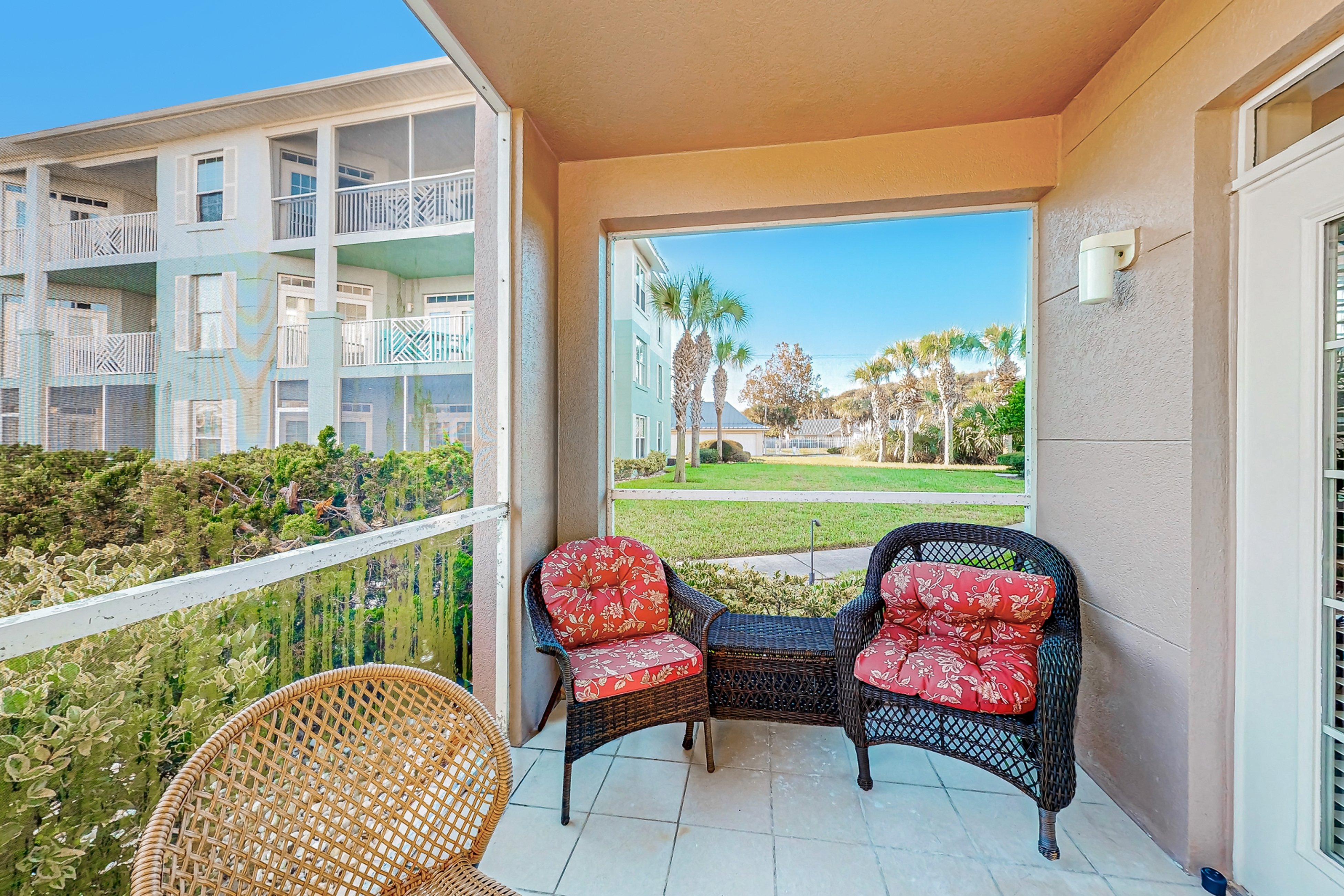 Coastal condo with pool, lanai, washer/dryer, & elevator