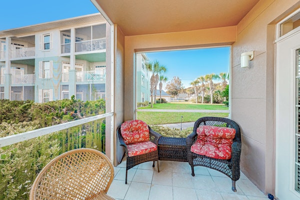 Coastal condo with pool, lanai, washer/dryer, & elevator