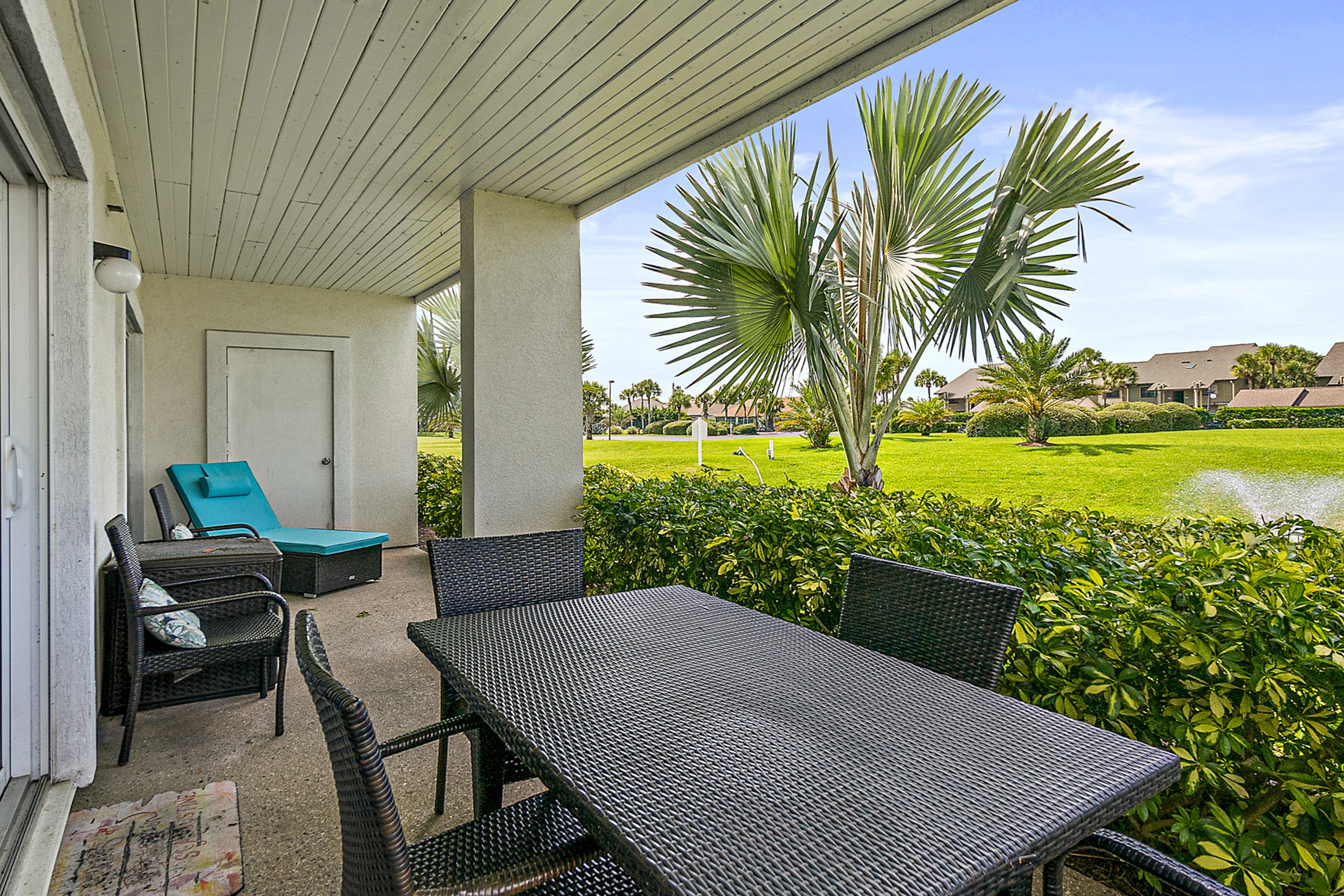 Garden-level condo with patio, 2 pools, gym, tennis & sauna - steps to the beach