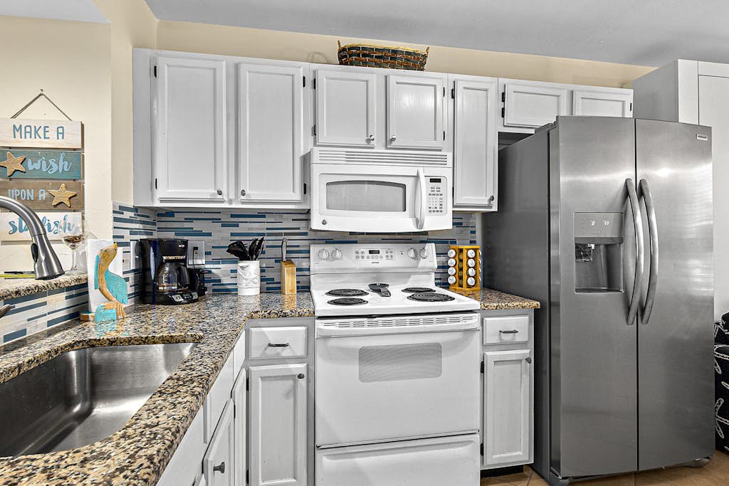 Garden-level condo with patio, 2 pools, gym, tennis & sauna - steps to the beach