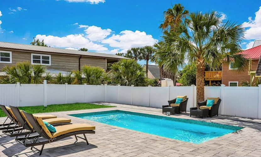 Lower Level 1 Block from 2 Beaches w/Private Pool, High-Speed Wi-Fi