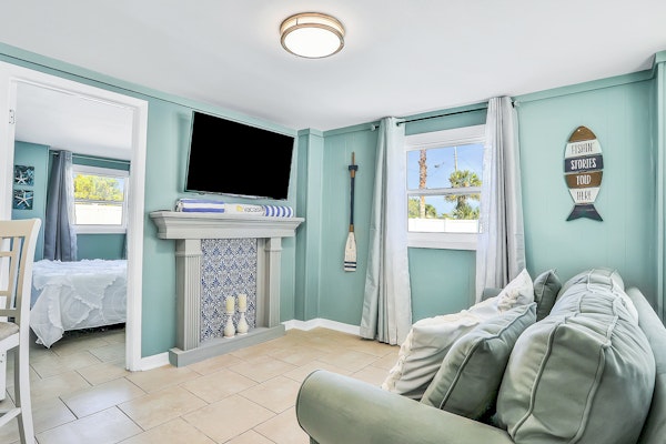 Lower Level 1 Block from 2 Beaches w/Private Pool, High-Speed Wi-Fi