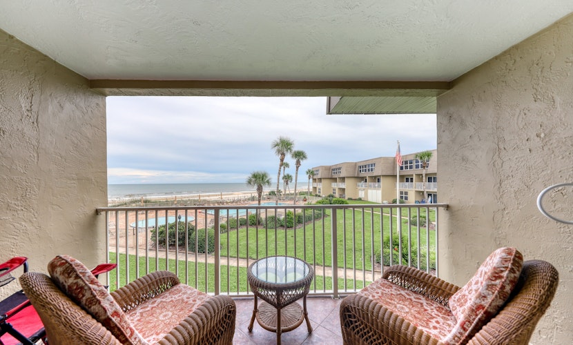 Ocean view condo w/ direct beach access & shared swimming pool/tennis