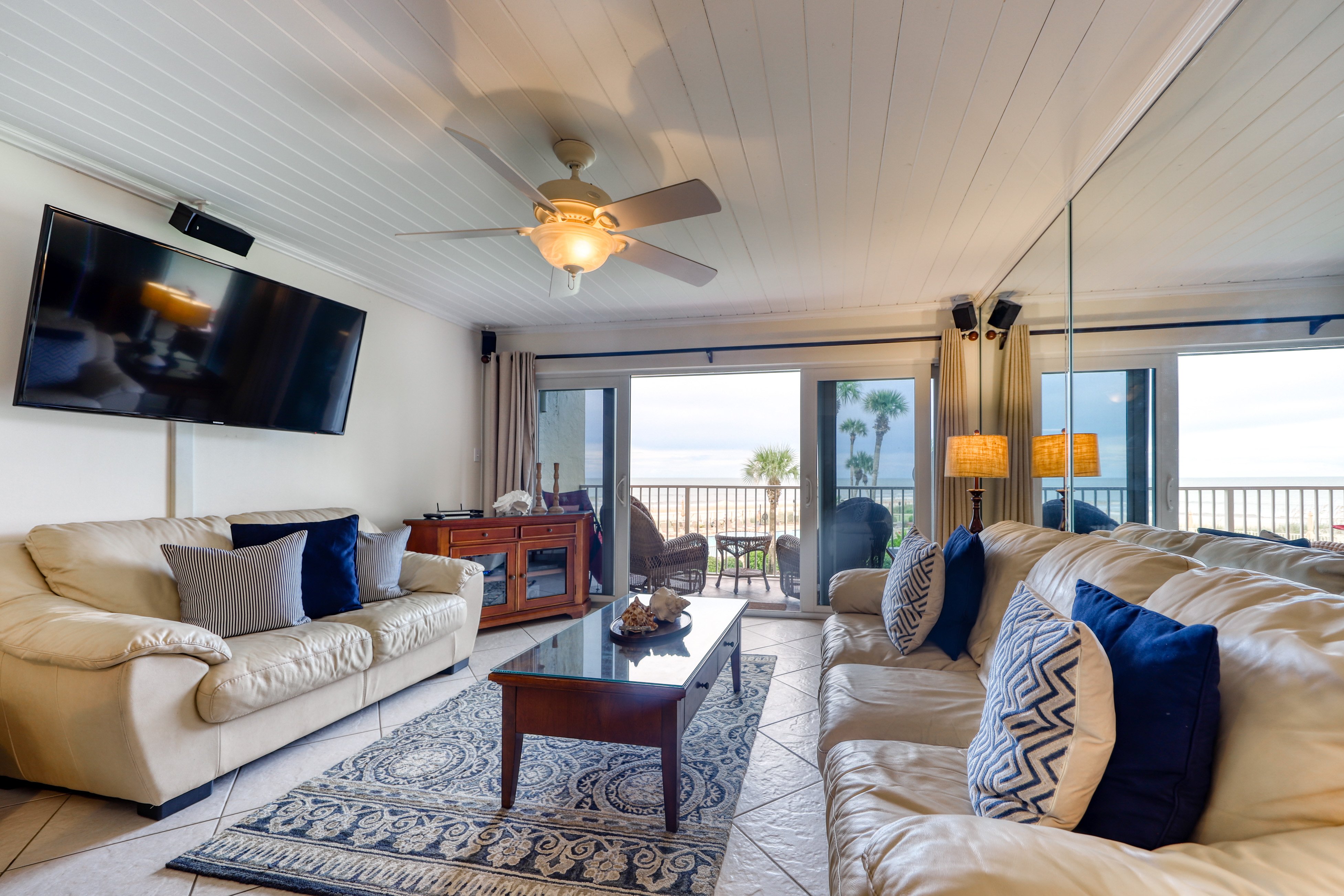 Ocean view condo w/ direct beach access & shared swimming pool/tennis