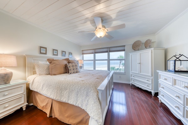 Ocean view condo w/ direct beach access & shared swimming pool/tennis