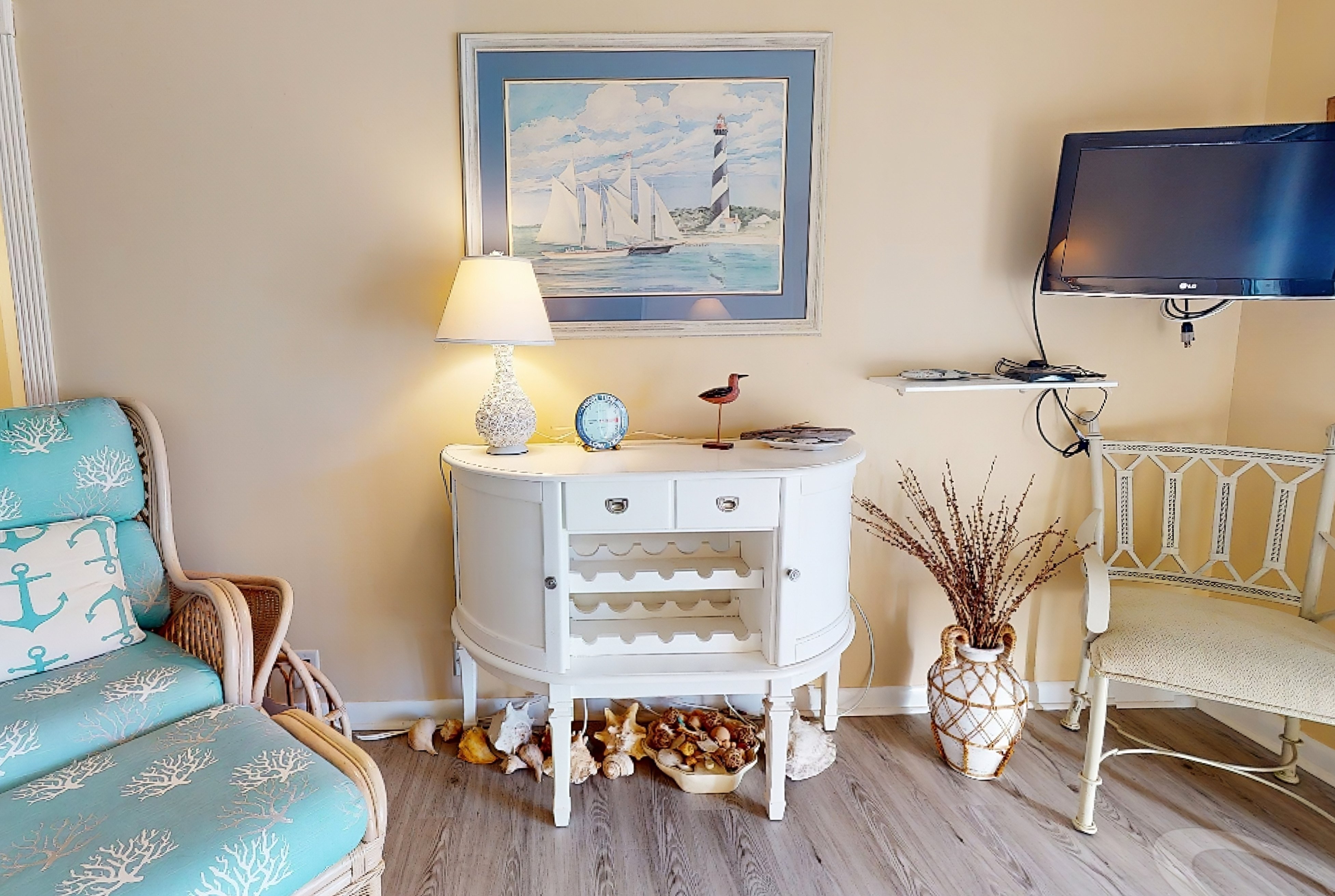 Cozy condo with balcony, walking distance to conch house and WIFI