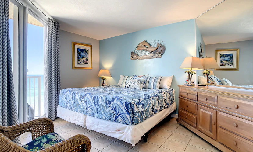 Direct Oceanfront Condo - Pool, Beach & Steps from Flagler Ave
