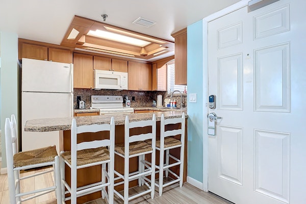 Oceanfront Condo - Beach, Pool & BBQ, Steps from Flagler Ave