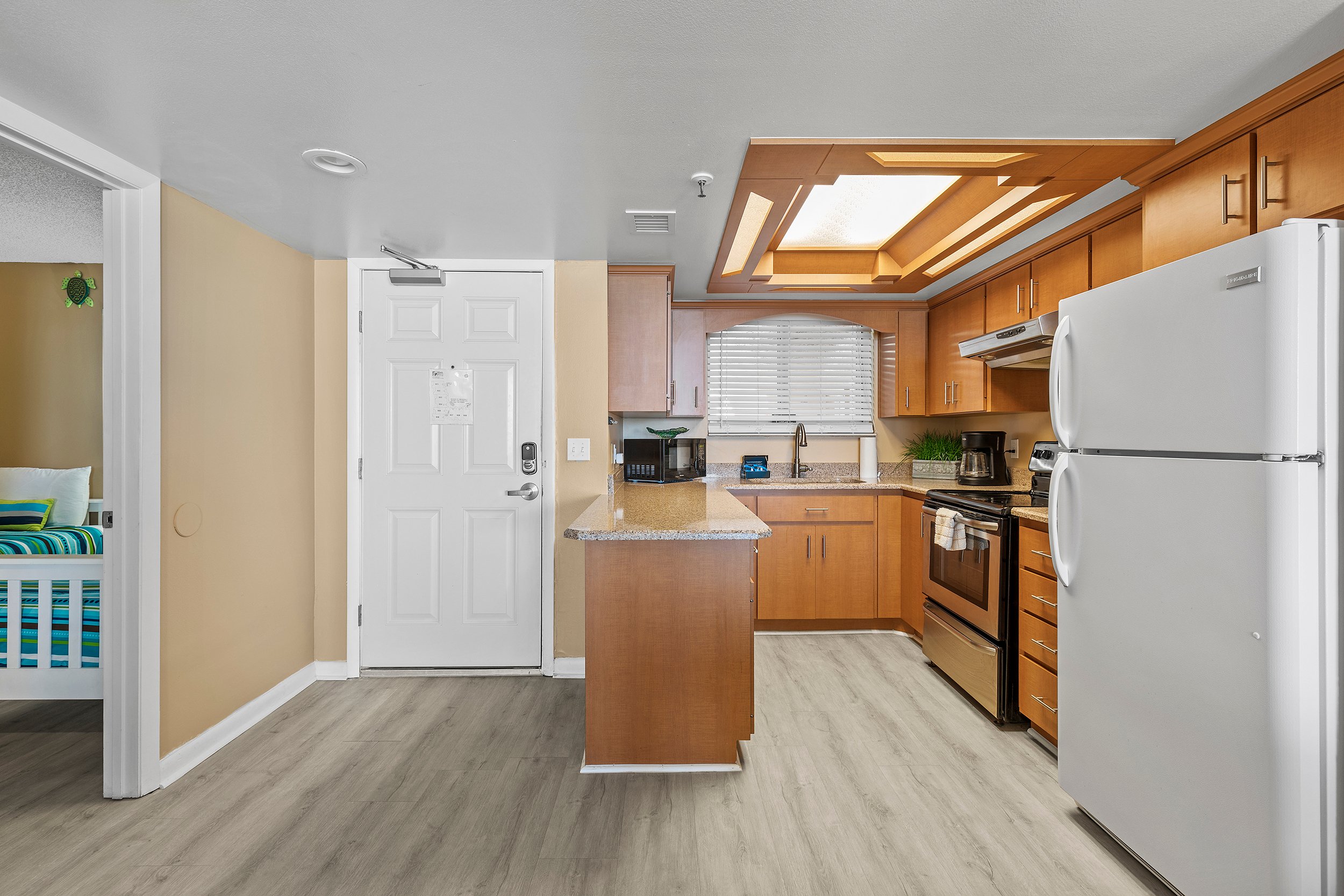 Oceanfront Condo - Pool, BBQ & Steps to Beach & Flagler Ave