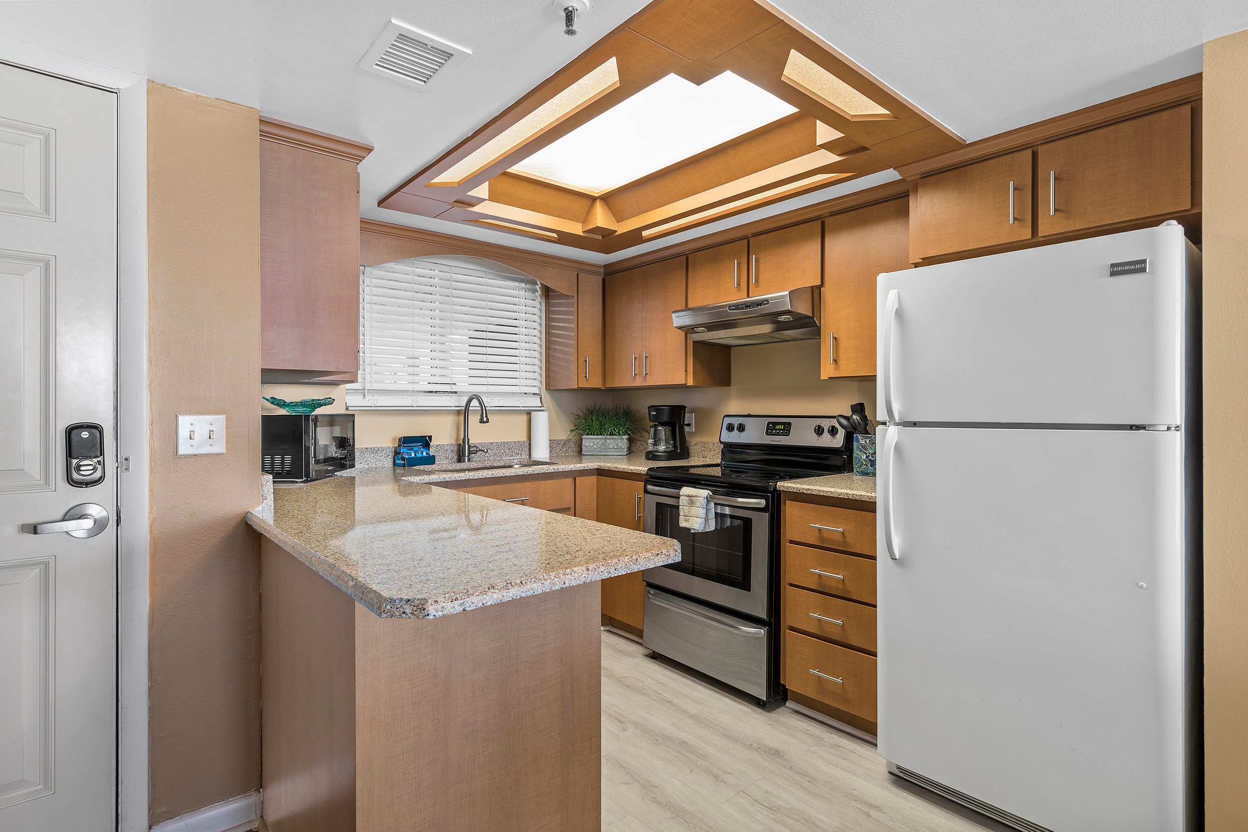 Oceanfront Condo - Pool, BBQ & Steps to Beach & Flagler Ave