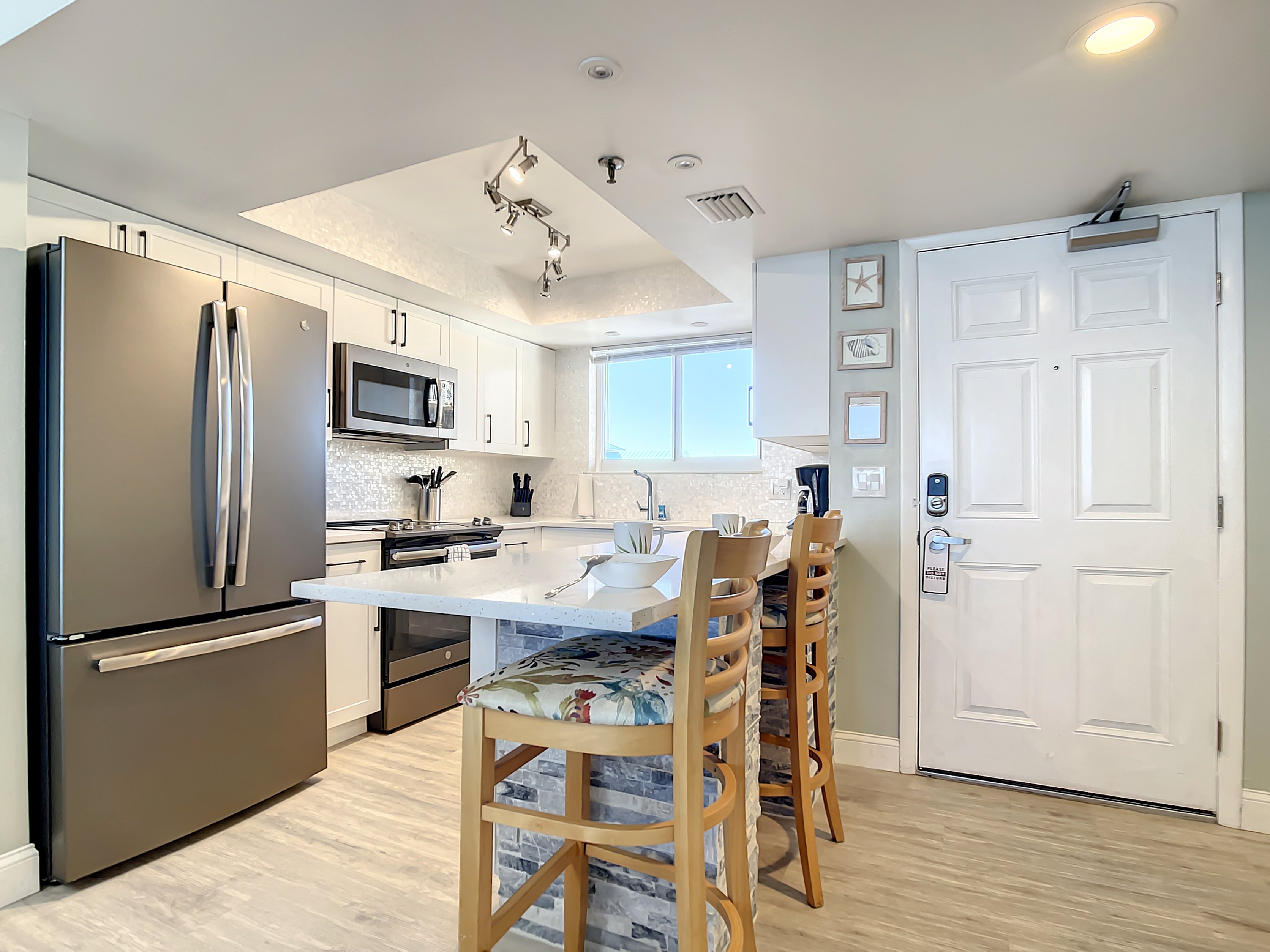 Oceanfront Balcony, Pool, BBQ, Steps to Flagler Ave