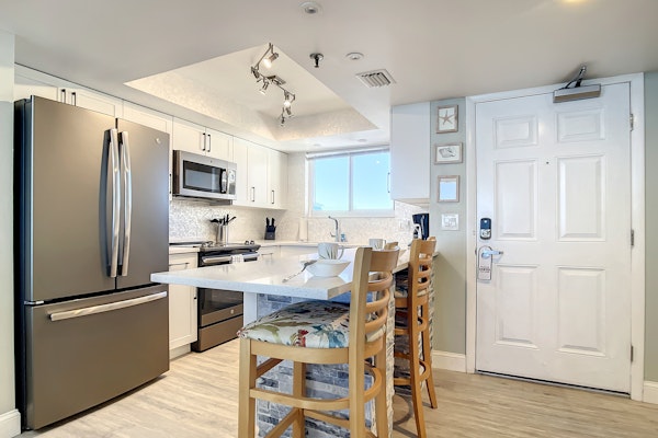 Oceanfront Balcony, Pool, BBQ, Steps to Flagler Ave