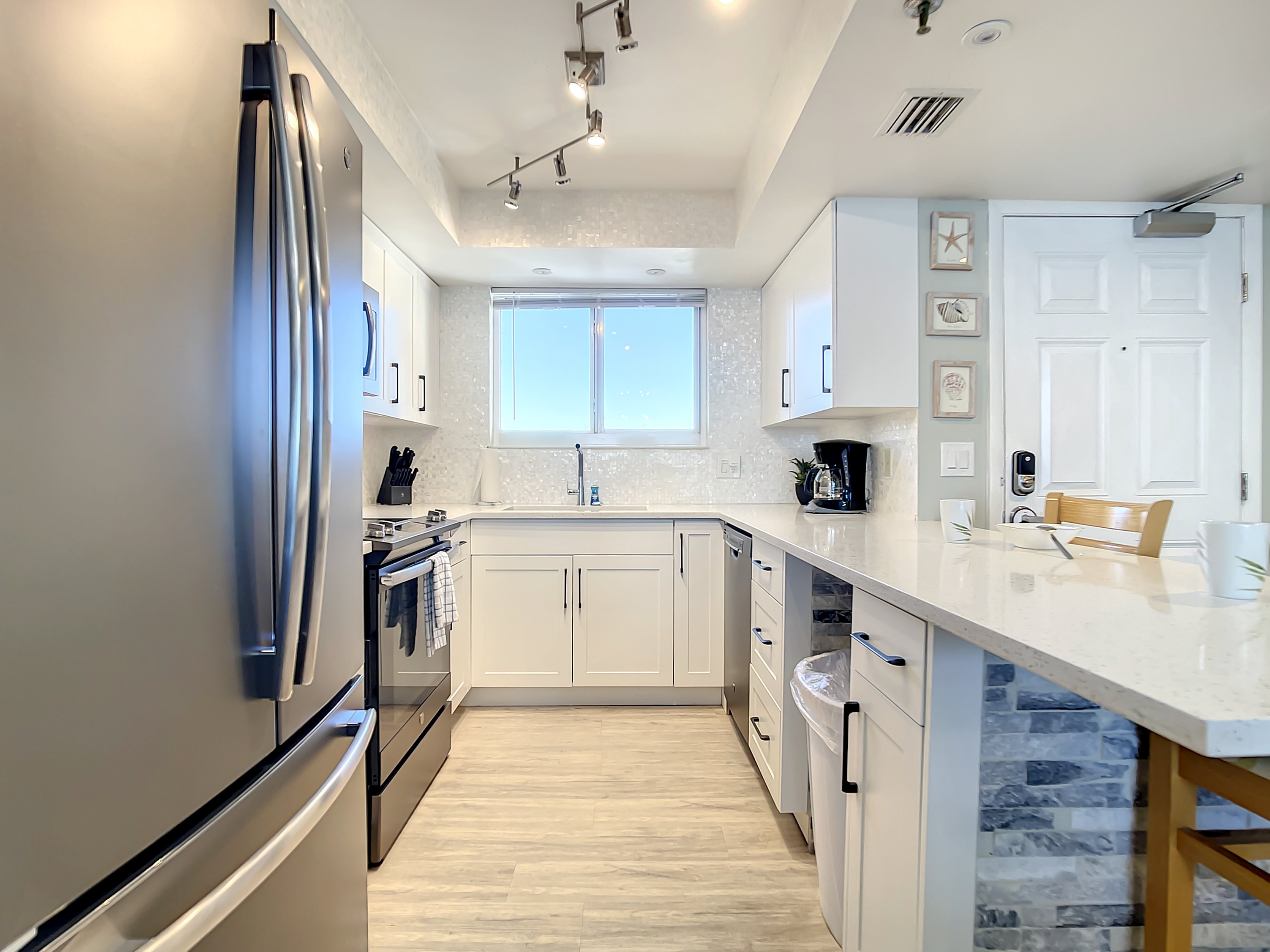 Oceanfront Balcony, Pool, BBQ, Steps to Flagler Ave