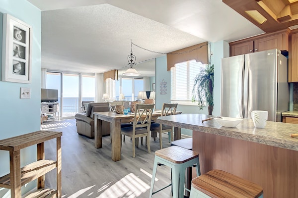 Oceanfront Condo - Beach, Pool & Steps to Flagler Ave