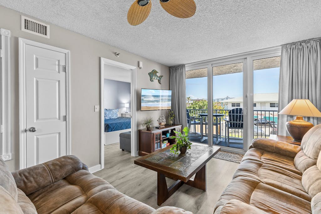 Bright Oceanview Condo with Balcony & Resort-Style Pool