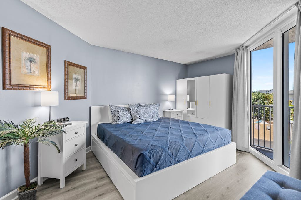 Bright Oceanview Condo with Balcony & Resort-Style Pool