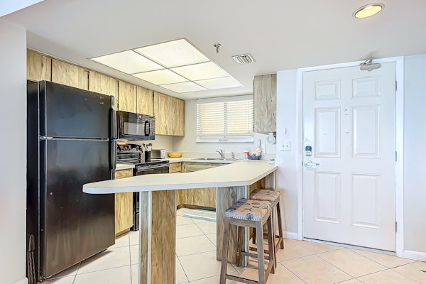 Oceanfront Condo at Oceania Beach Club - Pool, Balcony, Sleeps 4, Walk to Flagler Ave!