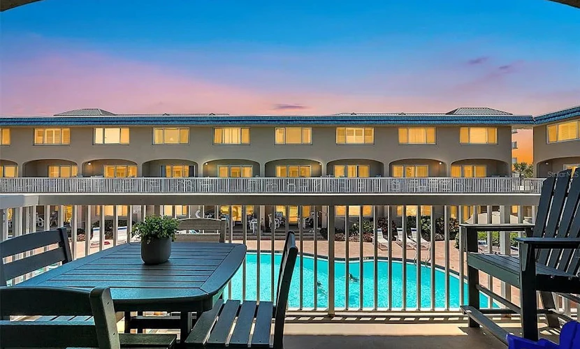 Walk to Beach, Pool & Flagler! Relaxed Condo w/ Balcony & Full Kitchen