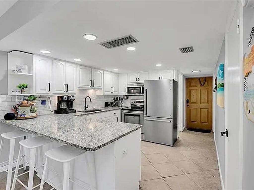 Walk to Beach, Pool & Flagler! Relaxed Condo w/ Balcony & Full Kitchen