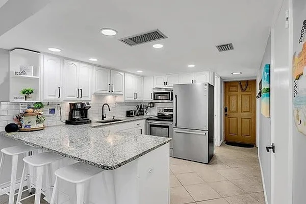 Walk to Beach, Pool & Flagler! Relaxed Condo w/ Balcony & Full Kitchen