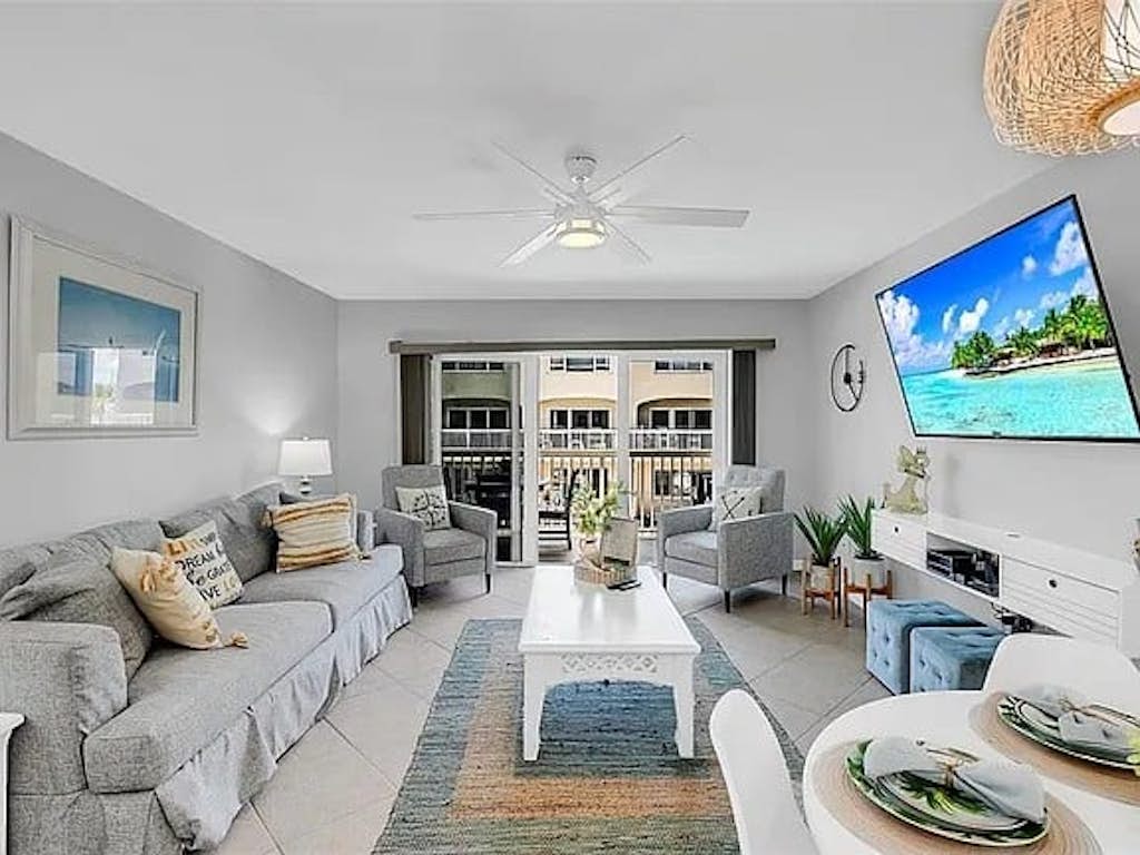Walk to Beach, Pool & Flagler! Relaxed Condo w/ Balcony & Full Kitchen
