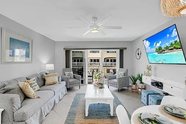 Walk to Beach, Pool & Flagler! Relaxed Condo w/ Balcony & Full Kitchen