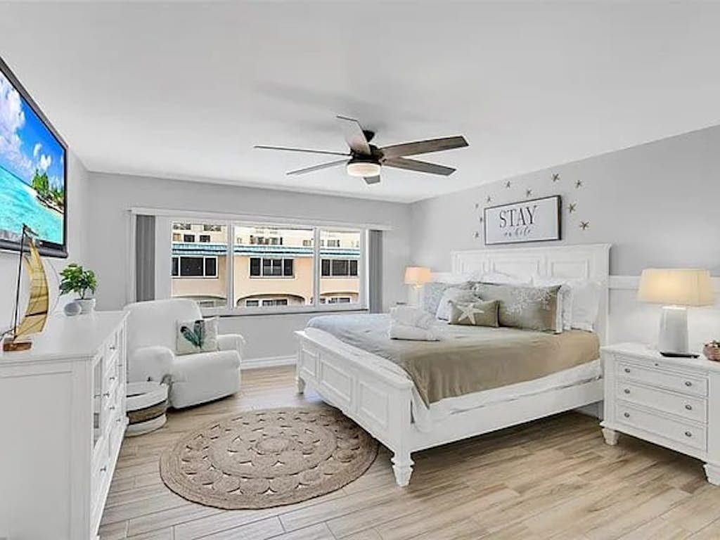 Walk to Beach, Pool & Flagler! Relaxed Condo w/ Balcony & Full Kitchen