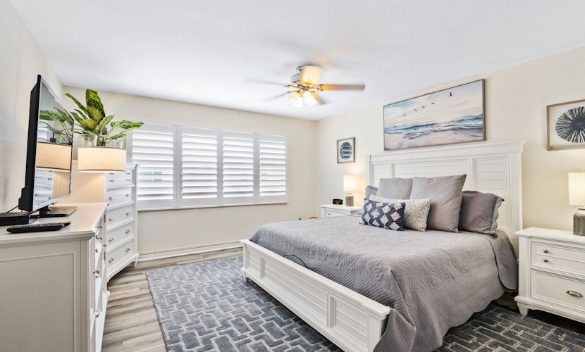 Walk to Beach, Pool & Flagler! Relaxed Condo w/ Balcony & Full Kitchen