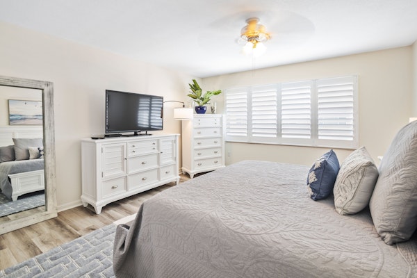 Walk to Beach, Pool & Flagler! Relaxed Condo w/ Balcony & Full Kitchen