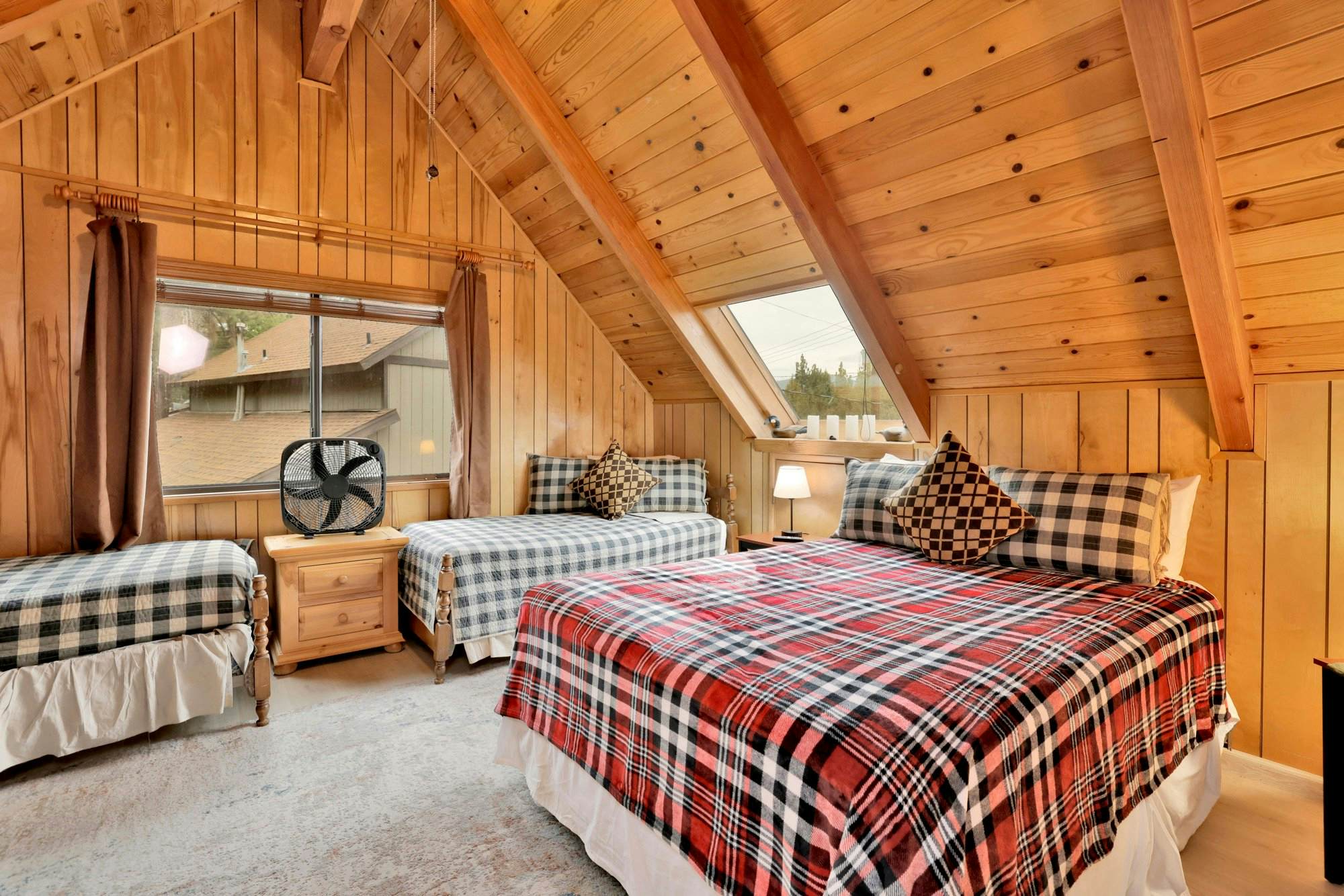 2585-Lakeview Pines Log Cabin