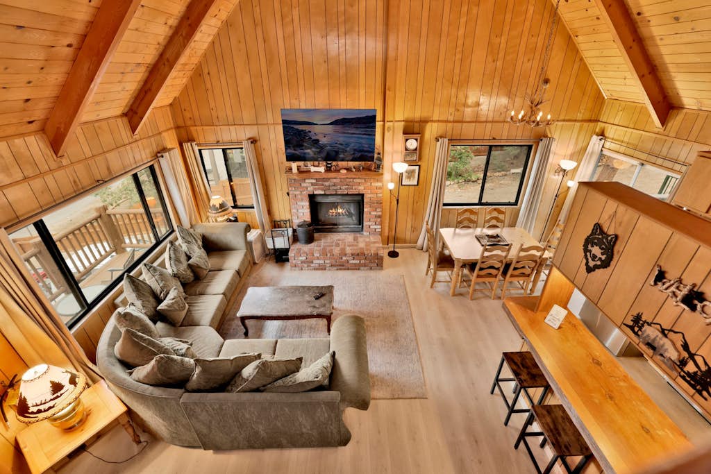 Lakeview Pines Log Cabin - Custom Built Village Log Cabin Retreat w/ Hot Tub, Pool Table