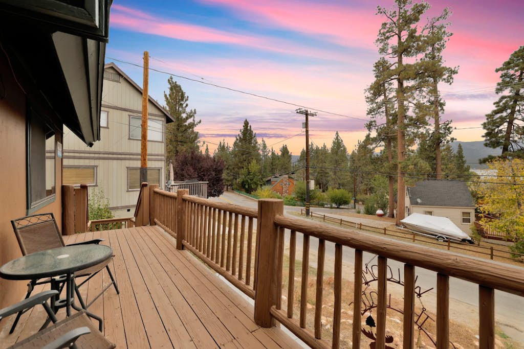 Lakeview Pines Log Cabin - Custom Built Village Log Cabin Retreat w/ Hot Tub, Pool Table