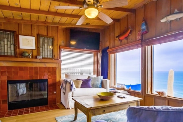 Surfs Up Breezy beachfront home with amazing views, gas fireplace, deck, WiFi, & grill