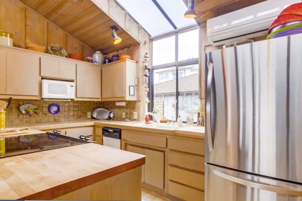 Surfs Up Breezy beachfront home with amazing views, gas fireplace, deck, WiFi, & grill