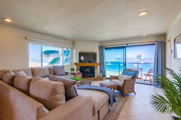 Cohasset Getaway Unit #3 Fantastic beachside vacation home with balcony & washer/dryer