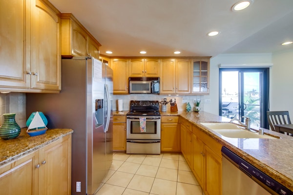 Cohasset Getaway Unit #3 Fantastic beachside vacation home with balcony & washer/dryer